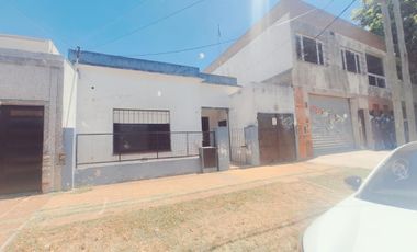 Casa 4 ambientes a demoler o refaccionar en su totalidad.