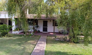 Amplia vivienda sobre parque muy sombreado