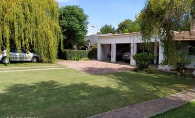 Amplia vivienda sobre parque muy sombreado