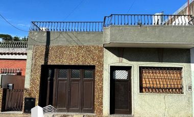 VENTA - CASA CON AMPLIO PARQUE - SOBRE LOTE DE 375 m2