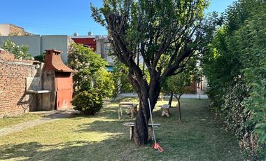 VENTA - CASA CON AMPLIO PARQUE - SOBRE LOTE DE 375 m2