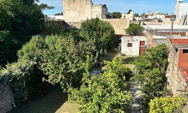 VENTA - CASA CON AMPLIO PARQUE - SOBRE LOTE DE 375 m2