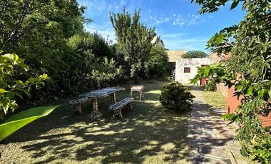 VENTA - CASA CON AMPLIO PARQUE - SOBRE LOTE DE 375 m2