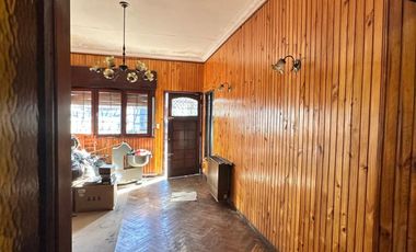 VENTA - CASA CON AMPLIO PARQUE - SOBRE LOTE DE 375 m2