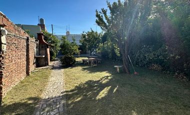 VENTA - CASA CON AMPLIO PARQUE - SOBRE LOTE DE 375 m2