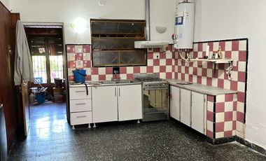 VENTA - CASA CON AMPLIO PARQUE - SOBRE LOTE DE 375 m2