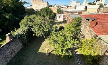 VENTA - CASA CON AMPLIO PARQUE - SOBRE LOTE DE 375 m2