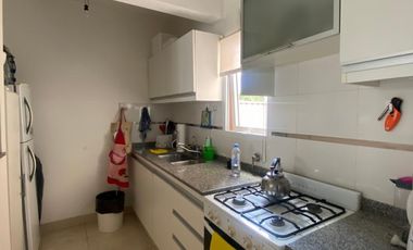 EXCELENTE DEPARTAMENTO DE 2 AMBIENTES CON COCHERA