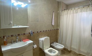 EXCELENTE DEPARTAMENTO DE 2 AMBIENTES CON COCHERA