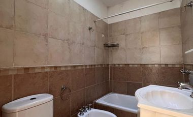 Duplex En Moron De Ambientes Amplios Y Luminosos Con Guardacoches Y Patio - Apto Credito Hipotecario - Se Escucha Oferta Razonable