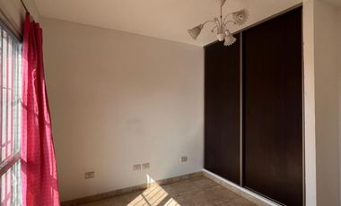 Duplex En Moron De Ambientes Amplios Y Luminosos Con Guardacoches Y Patio - Apto Credito Hipotecario - Se Escucha Oferta Razonable