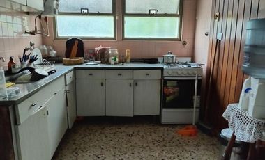 Casa en Venta en Villa de Mayo,sobre avenida. Ideal emprendimiento. 900 mts de lote