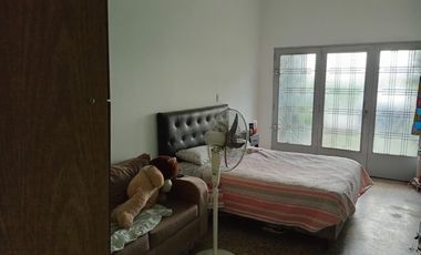 Casa en Venta en Villa de Mayo,sobre avenida. Ideal emprendimiento. 900 mts de lote