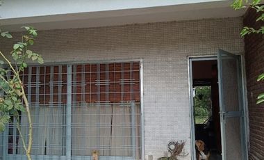 Casa en Venta en Villa de Mayo,sobre avenida. Ideal emprendimiento. 900 mts de lote