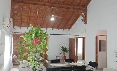 EXCELENTE CASA QUINTA SOBRE LOTE DE 1500M2