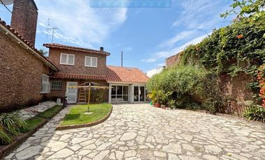 IMPORTANTE PROPIEDAD EN SAN JUSTO SOBRE DOS LOTES (1.021 MTS2). IDEAL MÚLTIPLES DESTINOS.