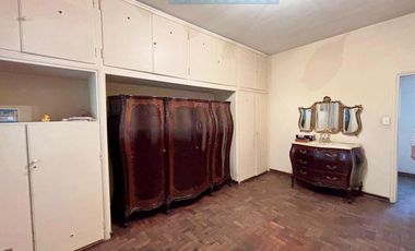 IMPORTANTE PROPIEDAD EN SAN JUSTO SOBRE DOS LOTES (1.021 MTS2). IDEAL MÚLTIPLES DESTINOS.