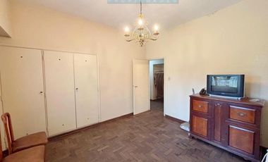 IMPORTANTE PROPIEDAD EN SAN JUSTO SOBRE DOS LOTES (1.021 MTS2). IDEAL MÚLTIPLES DESTINOS.