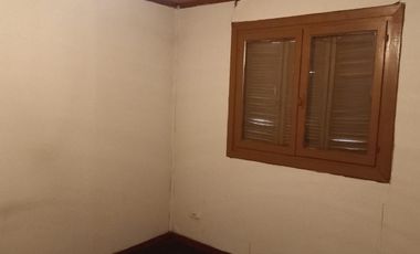 Se vende casa con una excelente ubicacion, especial para inversiones.