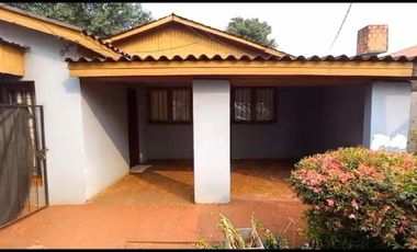Se vende casa con una excelente ubicacion, especial para inversiones.