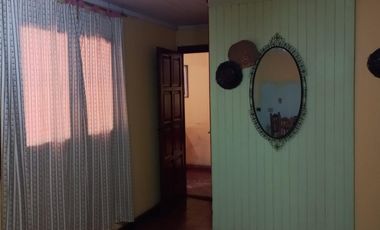 Se vende casa con una excelente ubicacion, especial para inversiones.