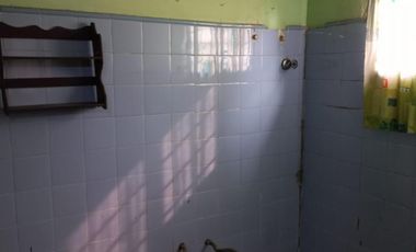Se vende casa con una excelente ubicacion, especial para inversiones.