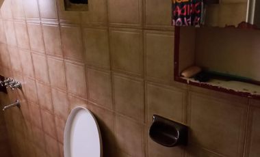 Se vende casa con una excelente ubicacion, especial para inversiones.