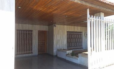 CASA 4 AMBIENTES GARAGE FONDO LIBRE PILETA EXCELENTE ESTADO