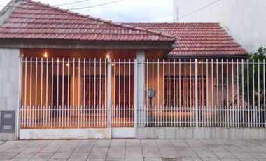 CASA 4 AMBIENTES GARAGE FONDO LIBRE PILETA EXCELENTE ESTADO