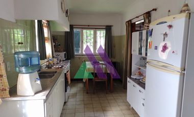 Casa 3 ambientes con pileta y gran parque