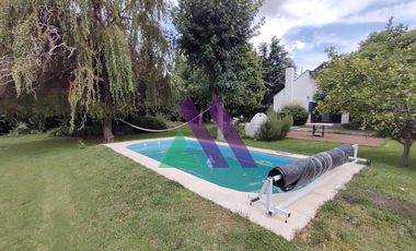 Casa 3 ambientes con pileta y gran parque