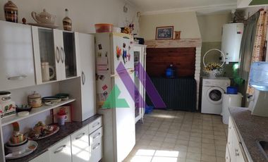 Casa 3 ambientes con pileta y gran parque