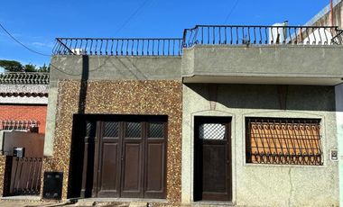 VENTA - CASA 4 AMBIENTES CON AMPLIO PARQUE - LOTE DE 375 m2 -VILLA MADERO