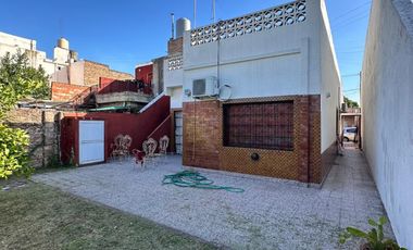 VENTA - CASA 4 AMBIENTES CON AMPLIO PARQUE - LOTE DE 375 m2 -VILLA MADERO