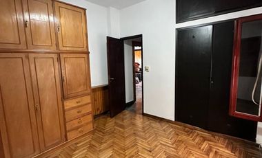 VENTA - CASA 4 AMBIENTES CON AMPLIO PARQUE - LOTE DE 375 m2 -VILLA MADERO