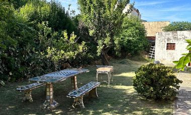 VENTA - CASA 4 AMBIENTES CON AMPLIO PARQUE - LOTE DE 375 m2 -VILLA MADERO