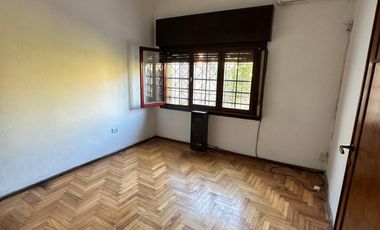 VENTA - CASA 4 AMBIENTES CON AMPLIO PARQUE - LOTE DE 375 m2 -VILLA MADERO