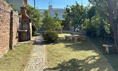 VENTA - CASA 4 AMBIENTES CON AMPLIO PARQUE - LOTE DE 375 m2 -VILLA MADERO