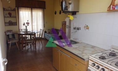Chalet 4 ambientes con departamento.