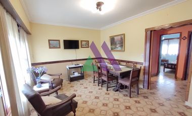 Chalet 4 ambientes con departamento.