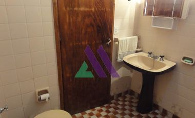 Chalet 4 ambientes con departamento.
