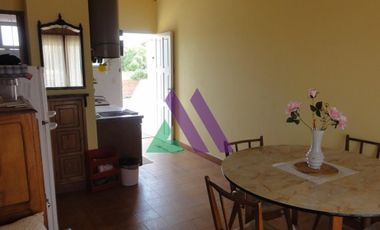 Chalet 4 ambientes con departamento.