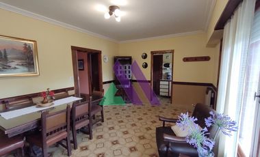 Chalet 4 ambientes con departamento.