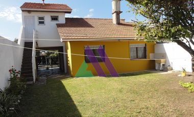 Chalet 4 ambientes con departamento.