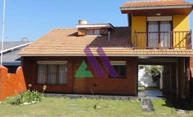 Chalet 4 ambientes con departamento.