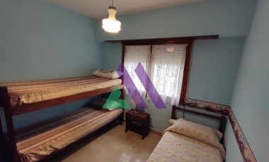 Chalet 4 ambientes con departamento.