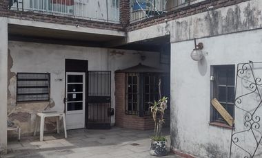 Excelente Oportunidad GRAN LOCAL con CASA en PLANTA ALTA o CASA A RECICLAR