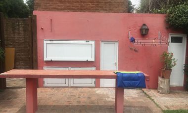 CASA QUINTA CON PISCINA , FONDO PARQUIZADO, PARRILLA, SAUNA