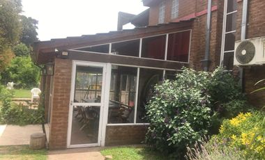 CASA QUINTA CON PISCINA , FONDO PARQUIZADO, PARRILLA, SAUNA