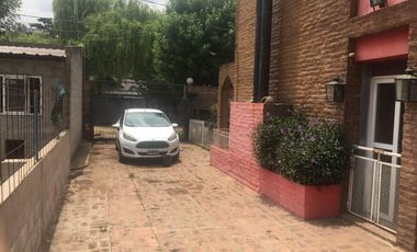 CASA QUINTA CON PISCINA , FONDO PARQUIZADO, PARRILLA, SAUNA